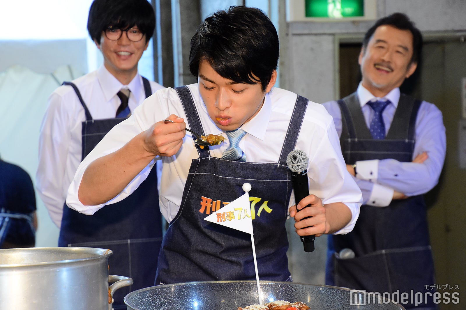 カレーを頬張る白洲迅（C）モデルプレス