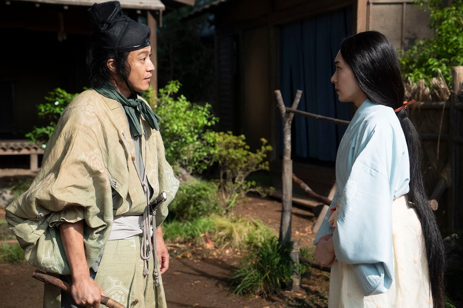 （左から）小栗旬、新垣結衣（C）NHK