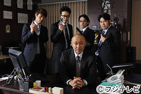 フジテレビ系連続ドラマ「ビター・ブラッド」の新キャスト(前列中央)高橋克美(後列左から)KEIJI、田中哲司、吹越満、皆川猿時