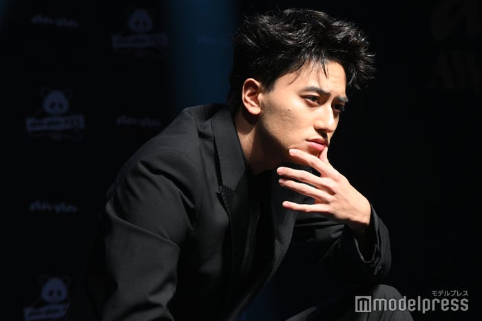 Aぇ! group全員分のフォトシューティングをする小島健(C)モデルプレス