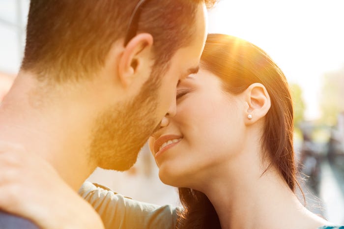 恥ずかしそうに俯いてからのキスにキュン…(photo-by-Rido/Fotolia)