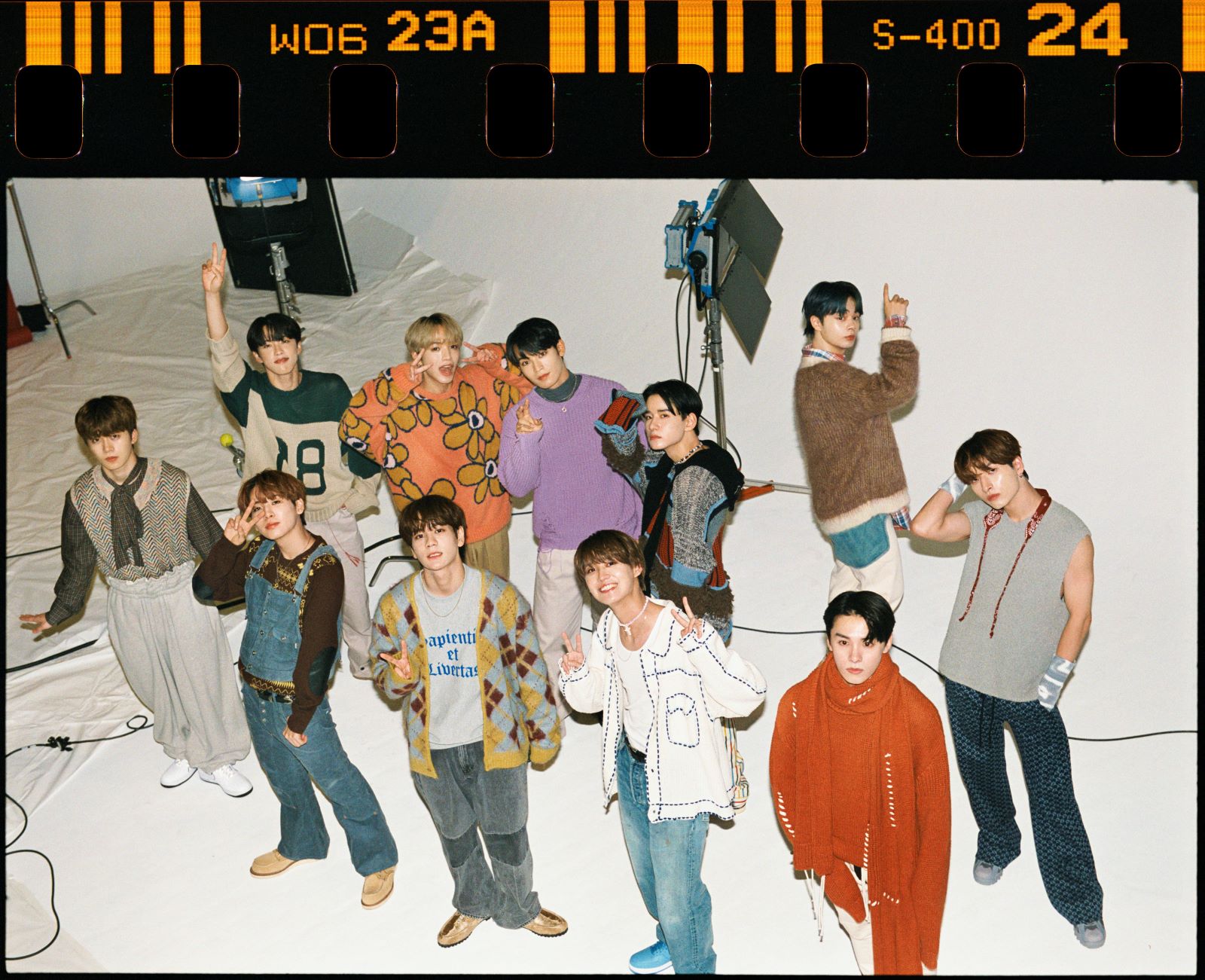 JO1／（左から時計回りに）河野純喜、大平祥生、與那城奨、佐藤景瑚、鶴房汐恩、金城碧海、川西拓実、白岩瑠姫、豆原一成、川尻蓮、木全翔也（C）LAPONE ENTERTAINMENT