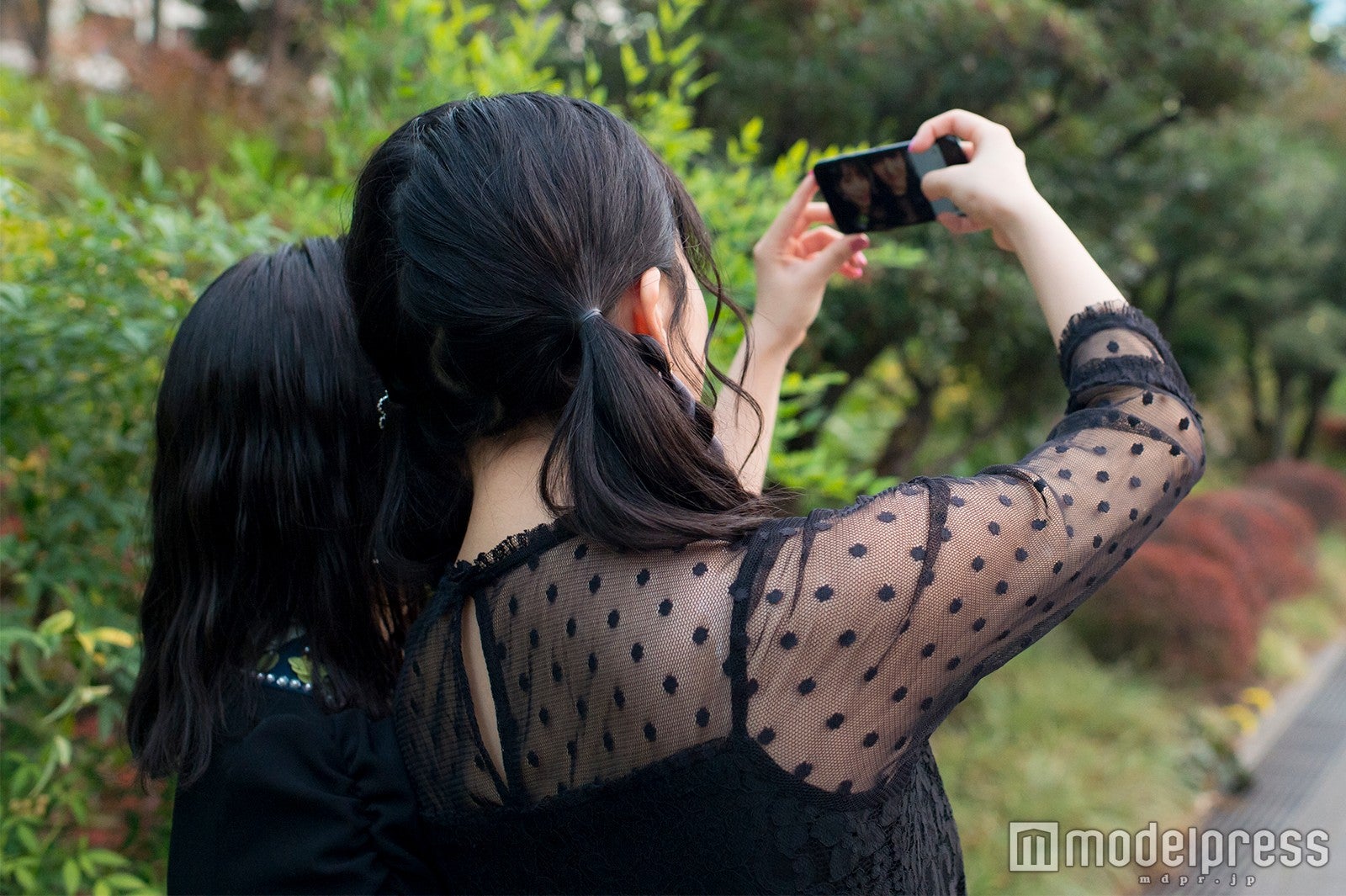 朝長美桜＆田島芽瑠 （C）モデルプレス