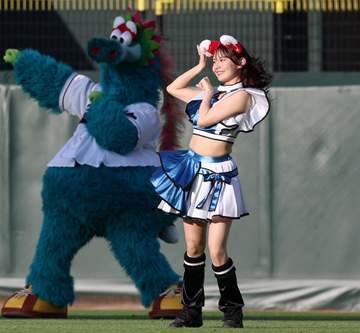 広島 マツダでファイターズガールが「きつねダンス」披露 交流戦ならではの企画で球場盛り上げる