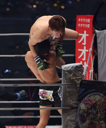 会場悲鳴 朝倉未来が衝撃の1回失神TKO負け 最強王者シェイドゥラエフに惨敗 パウンドでボコボコに…担架で救急搬送 “路上の伝説”無念、3度目挑戦も王座獲得ならず