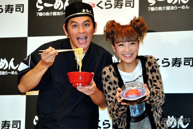 左から：岡田圭右、鈴木奈々