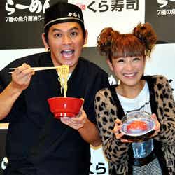 左から:岡田圭右、鈴木奈々