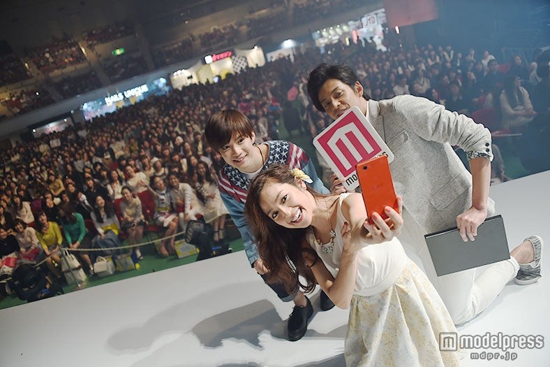 中村アン、千葉雄大らとステージ上で自撮り＜神戸コレクション×モデルプレス＞