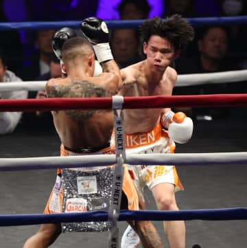 高見亨介は呆然陥落 WBO王者サンティアゴと死闘も判定1-2判定負けで王座統一に失敗 プロ11戦目で初黒星 序盤ポイント取れず…終盤猛攻も届かず