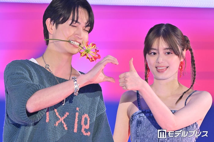 綱啓永、花くわえ“片思いハート” 紺野彩夏は舌ペロでグッドポーズ【GirlsAward 2024 S／S】