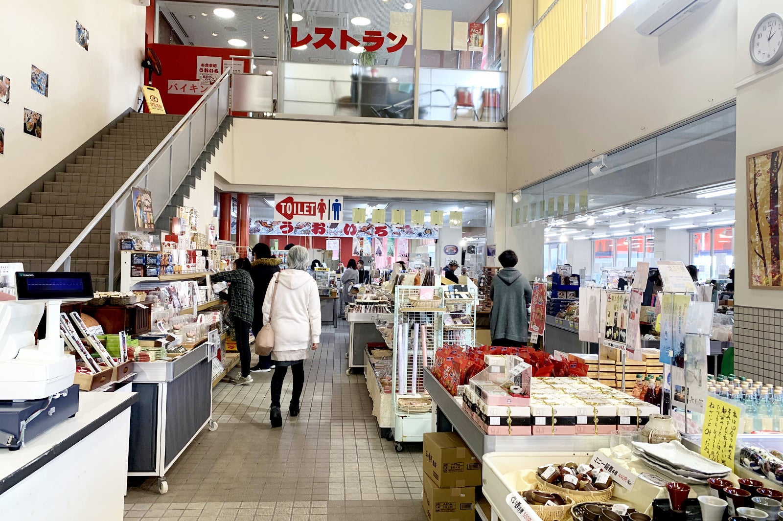 マーケット内の様子／かににつけられている黄色いタグは、オスの越前がにの証（C）モデルプレス