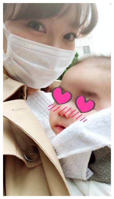 息子を抱っこする保田圭/保田圭オフィシャルブログ(Ameba)より
