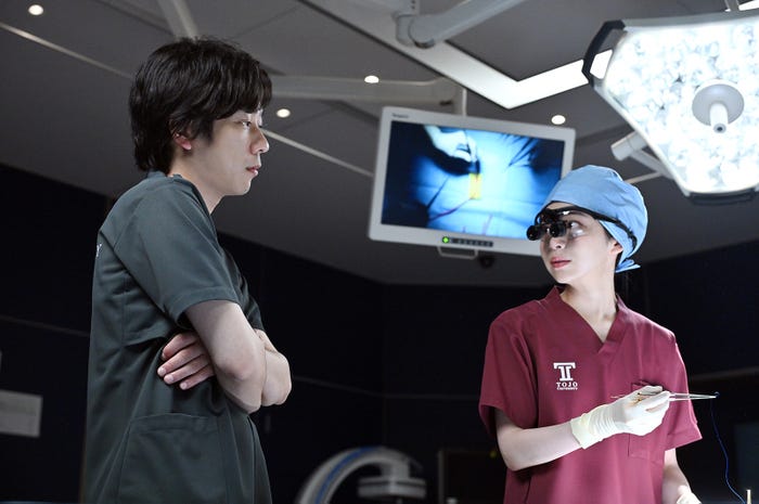 二宮和也、趣里「ブラックペアン シーズン2」第6話より(C)TBS
