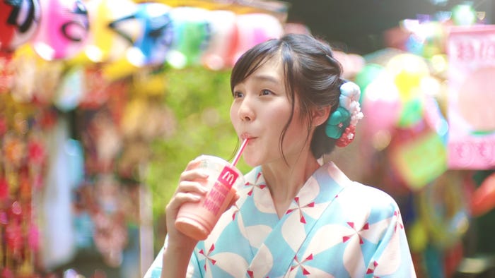 秋田汐梨/マクドナルド「マックシェイク もも&もも」CMより(提供画像)