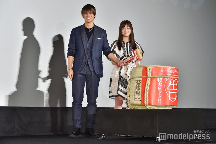 緊急御礼舞台挨拶に登壇した平野紫耀、橋本環奈(C)モデルプレス