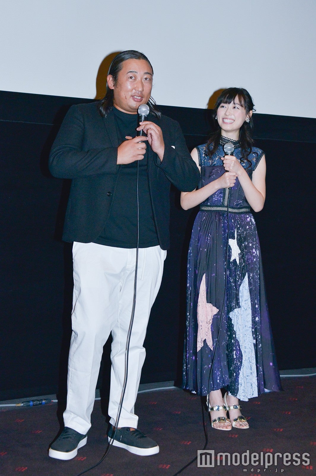 ロバート秋山＆福原遥（C）モデルプレス