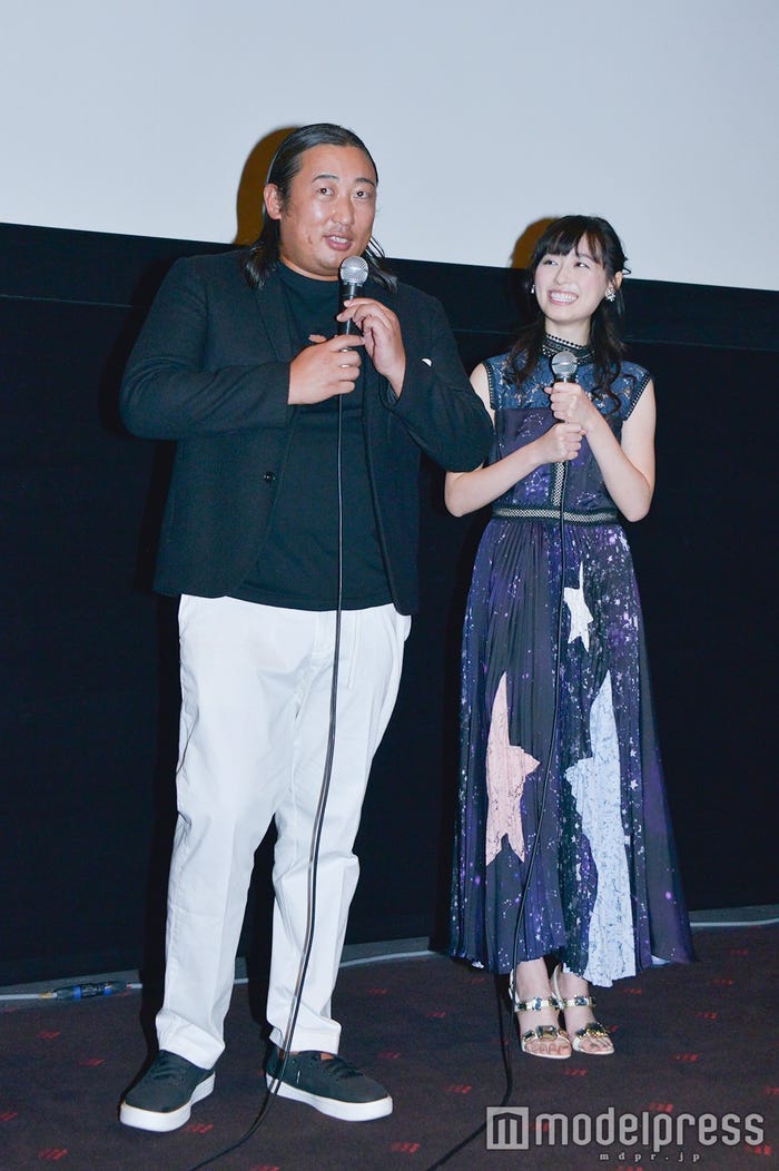 ロバート秋山&福原遥(C)モデルプレス