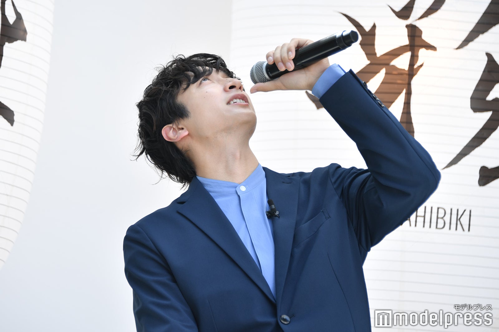 天気の良さに驚く小関裕太（C）モデルプレス