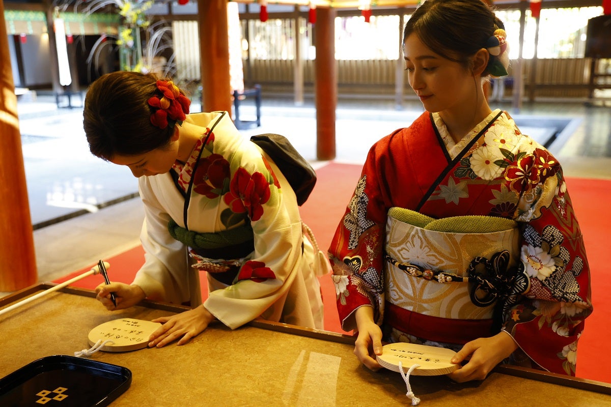 筒井あやめ、井上和／本殿内の様子／撮影：鈴木健太（KENTA Inc.）