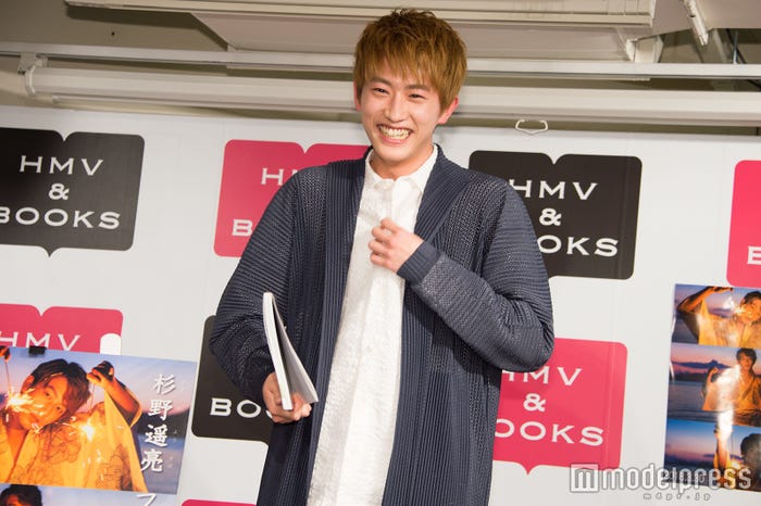 取材の段取りを間違え、指摘を受けて真っ赤になる杉野遥亮 (C)モデルプレス