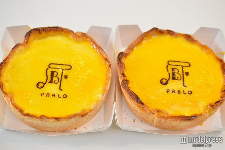 PABLO（パブロ）の「焼きたてチーズタルト」レア（左）、ミディアム（右）