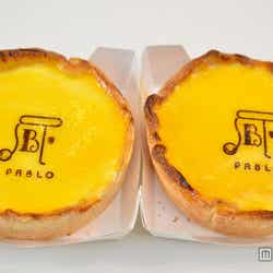 PABLO(パブロ)の「焼きたてチーズタルト」レア(左)、ミディアム(右)