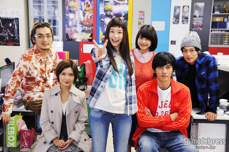 2014年1月スタートのテレビ東京系ドラマ「大東京トイボックス」（毎週土曜よる11：55）出演者（後列 左から）趙珉和（依田敦史役） 、岸明日香（阿部茉莉役） 、菊田大輔（金田正志役）、（前列 左から）宇野実彩子（月山星乃役）、足立梨花（百田モモ役） 、要潤（天川太陽役）（C）テレビ東京