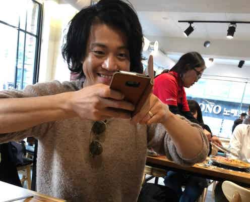 小栗旬、料理を前に笑顔ではしゃぐプライベート姿が「CMよりいい顔」「かわいすぎる」と話題