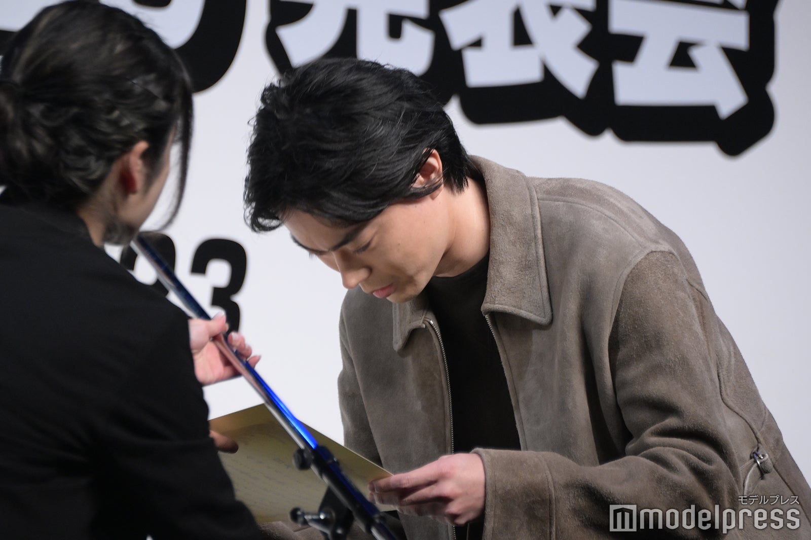 深く頭を下げて賞状を受け取る菅田将暉（C）モデルプレス