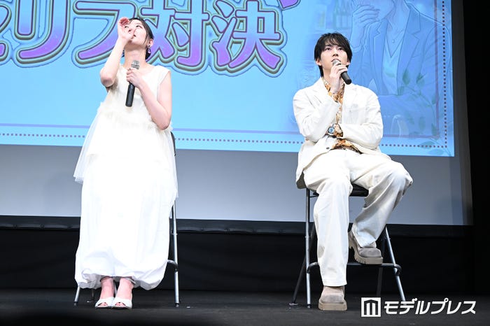 和田雅成が渡した水を飲む佐々木美玲(C)モデルプレス