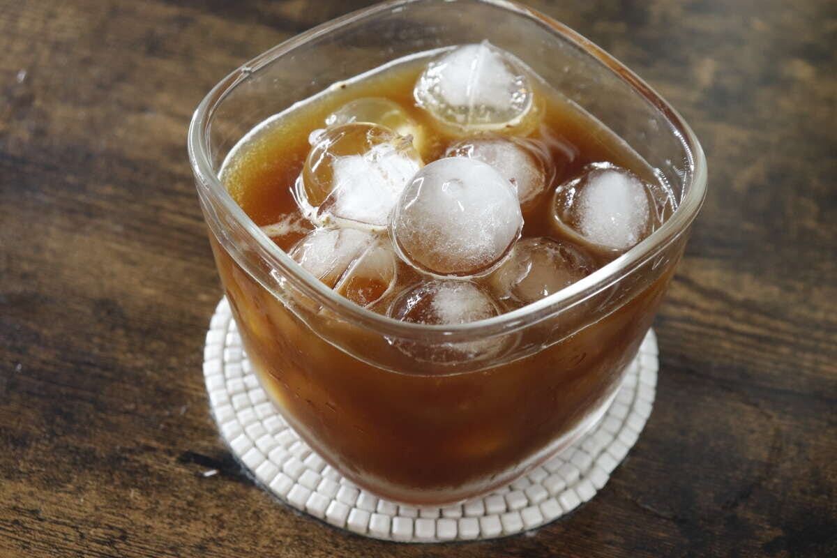 丸い氷がたくさん入ったアイスコーヒーのグラス