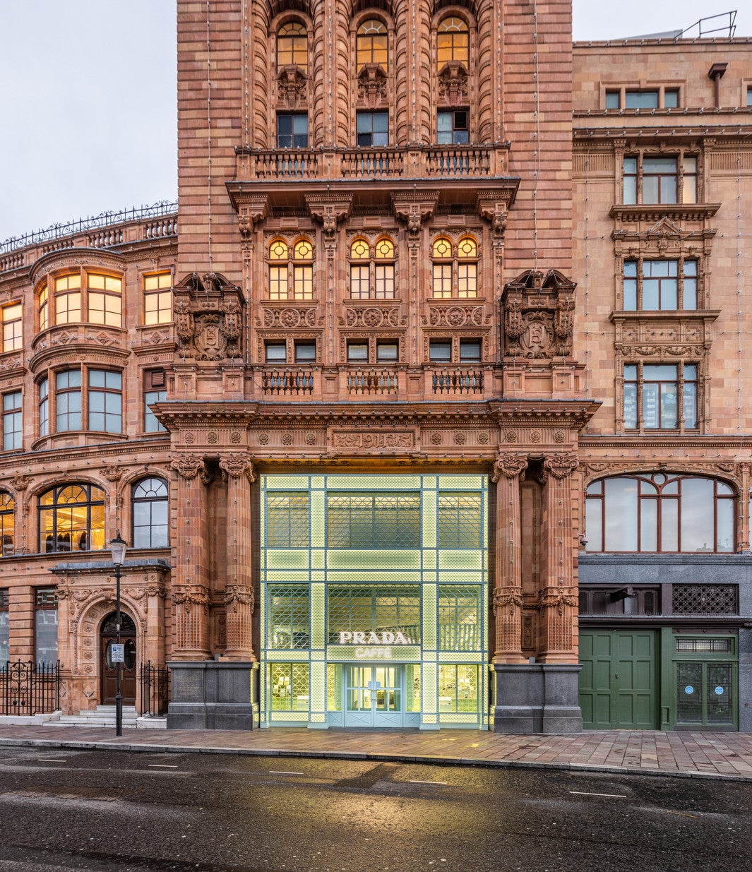 プラダ カフェ（C）StudioVF17 （C）PRADA