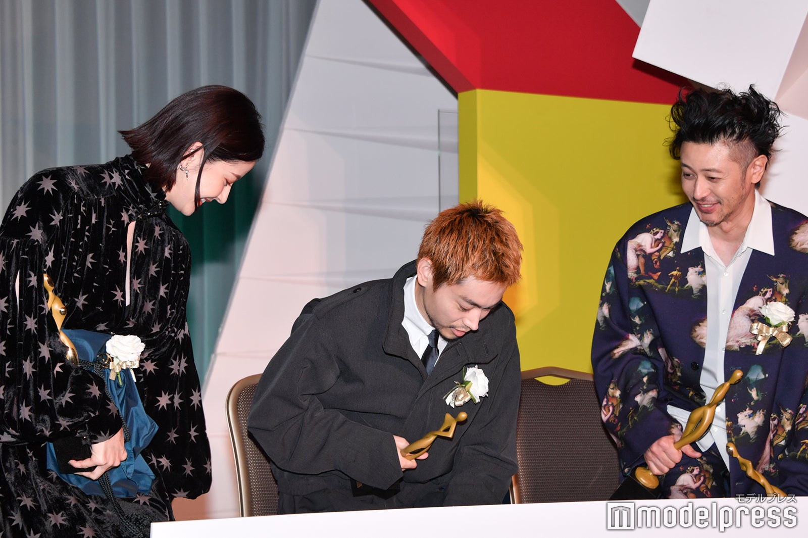 座るタイミングを確認する松本若菜、菅田将暉、オダギリジョー （C）モデルプレス