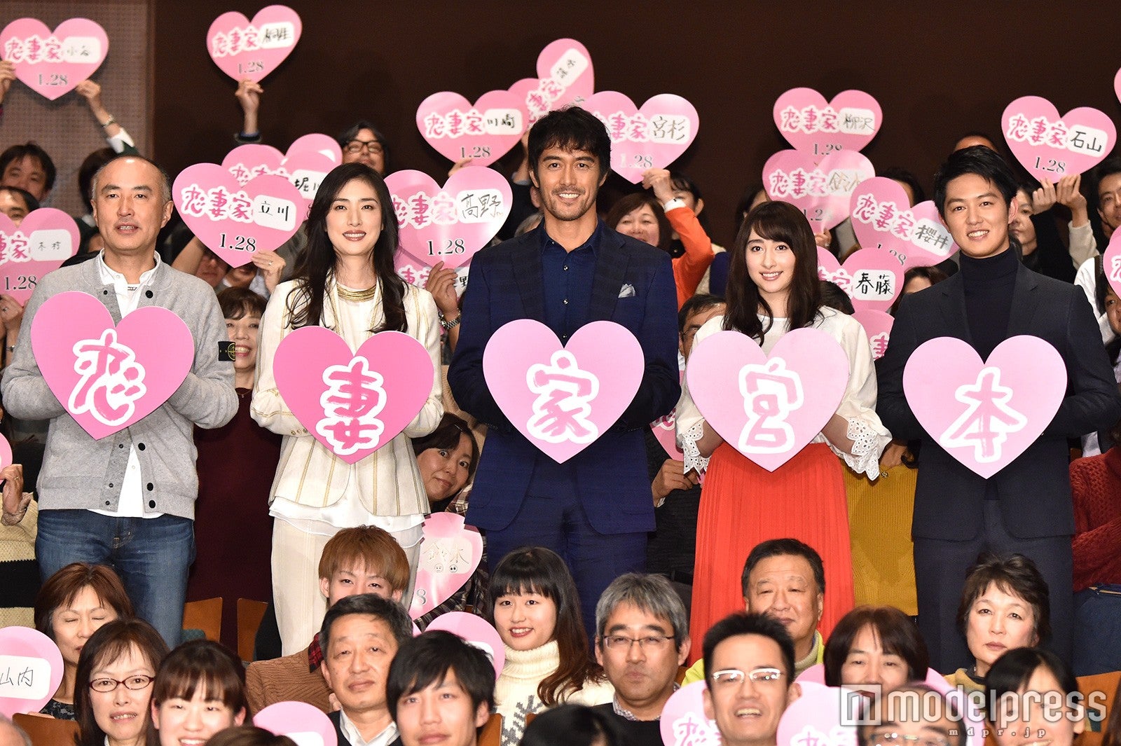 （左から）遊川和彦監督、天海祐希、阿部寛、早見あかり、工藤阿須加（C）モデルプレス