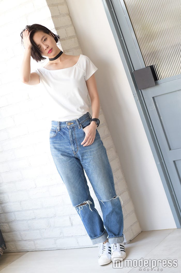 チョーカー:手作り/Tシャツ:SLY/デニム:BLACK BY MOUSSY/スニーカー:adidas/時計:BABY-G/斎藤有沙(C)モデルプレス