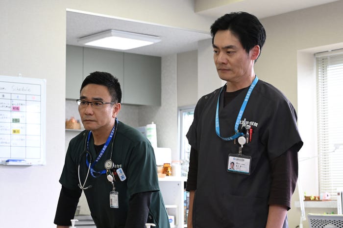 八嶋智人、近藤公園「マウンテンドクター」第6話より(C)カンテレ