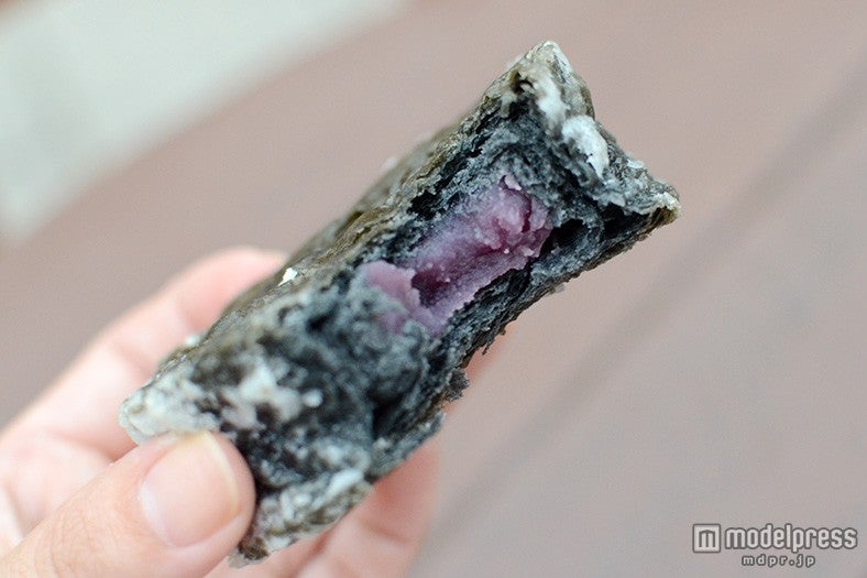 中身は紫イモクリーム／ブラッククイニーアマン