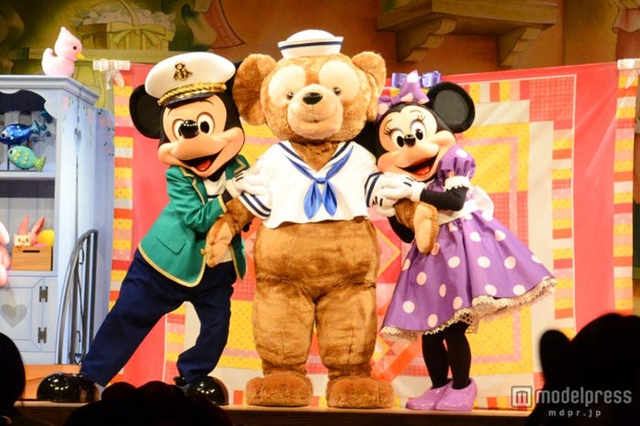 大好きなダッフィーのためにプレゼントを作ったことを伝えるミッキー&ミニー