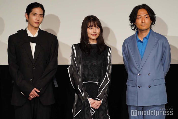 志尊淳、有村架純、森ガキ侑大監督(C)モデルプレス