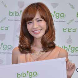 認定書を持った優木まおみ