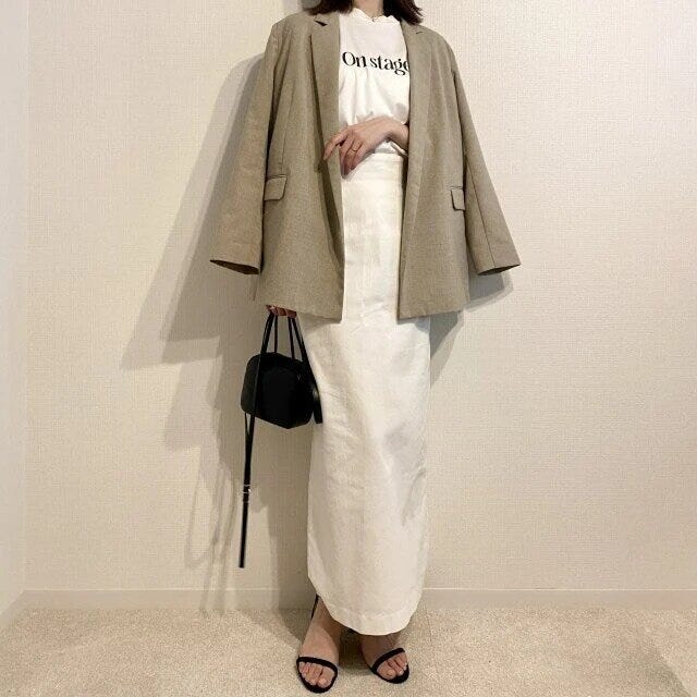 大人女性白ロゴTのOKコーデ