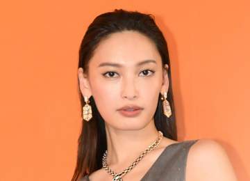 大政絢 息子が1歳に「かわいいあんよ♥」「小さな手♥」愛おしい母子の姿に胸熱 夫は人気ロックバンドのメンバー