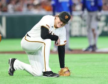 巨人先発のハワードが四回に緊急降板 バント処理で足を痛めたか トレーナーに脇を抱えられてベンチへ 四回途中4失点