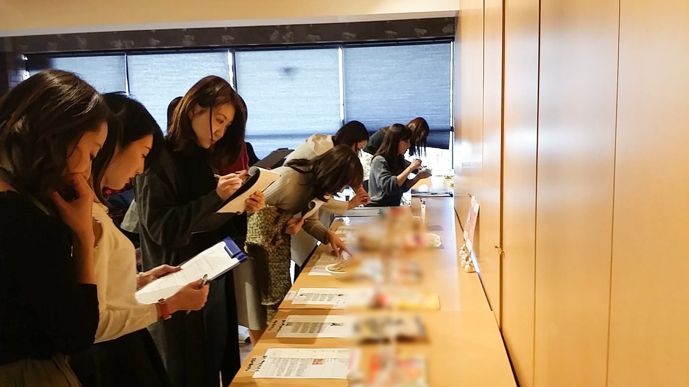 美食女子がじっくり審査/画像提供:FOODEX JAPAN 広報事務局