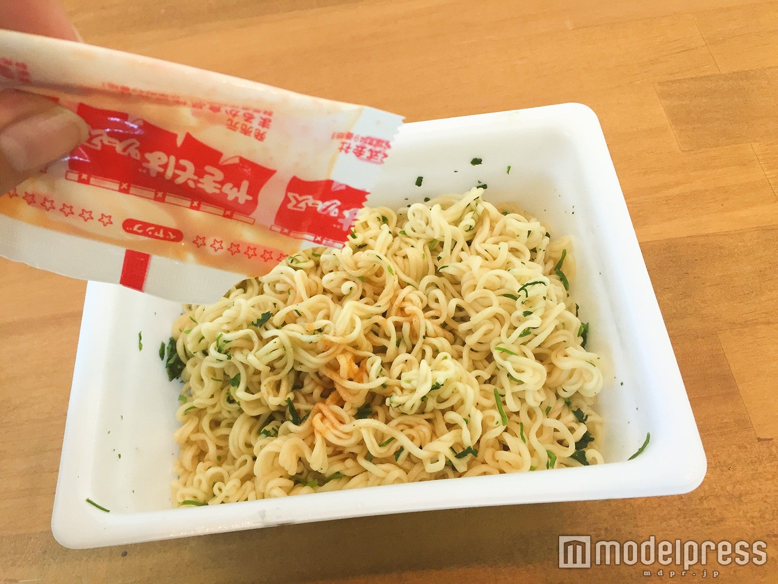 ソースをかけて（C）モデルプレス