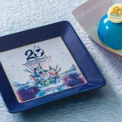 バニラムースケーキ、スーベニアプレート付き（900円）提供店舗：ザンビーニ・ブラザーズ・リストランテ（C）Disney