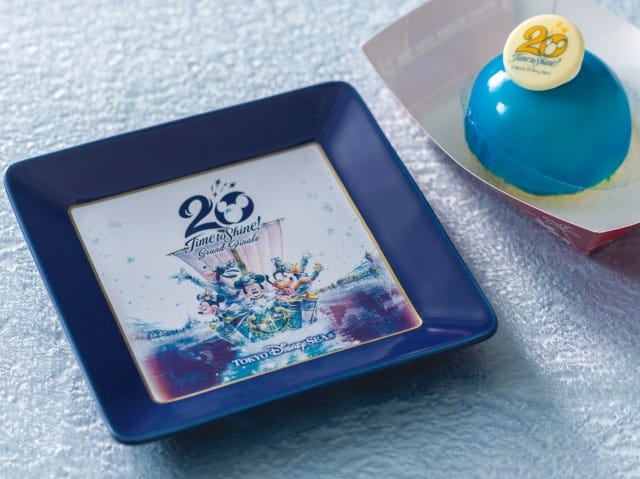 バニラムースケーキ、スーベニアプレート付き(900円)提供店舗:ザンビーニ・ブラザーズ・リストランテ(C)Disney