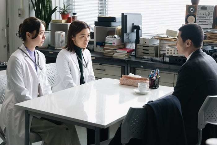 (左から)田鍋梨々花、星野真里、栁俊太郎「スタンドUPスタート」第10話より(C)フジテレビ