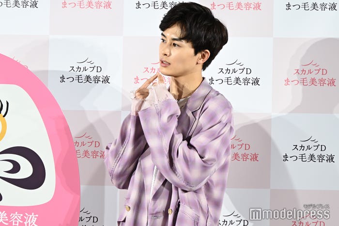 調べた口角を上げるトレーニングをする草川拓弥(C)モデルプレス