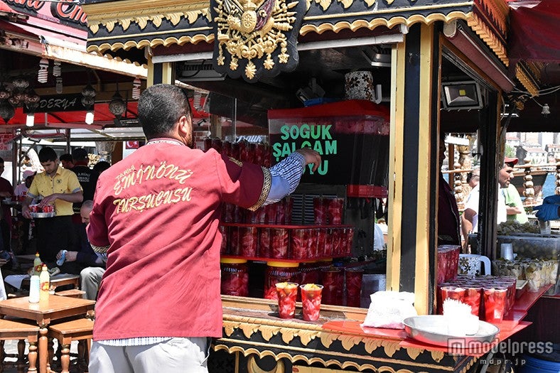 サバサンドの側にあるピクルスの屋台、1カップ1．5リラ（約80円）